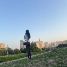 温柔抚媚的小姐姐